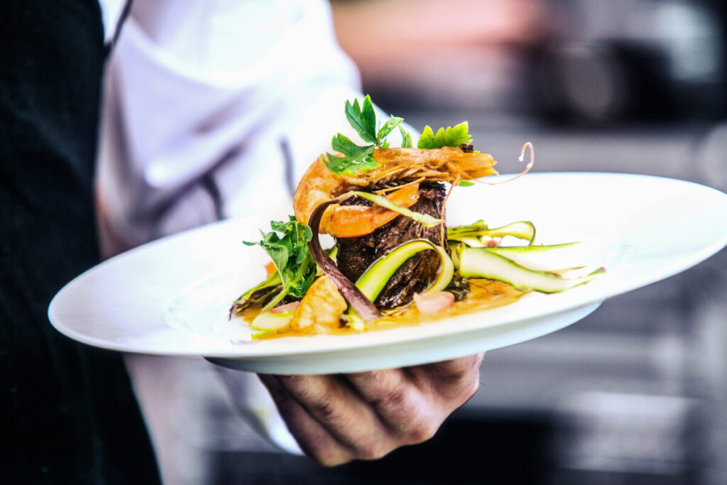 A Food Lover’s Guide to South Lake Morton: Where to Eat, Sip, and Snack Around Lakeland’s Historic Gem